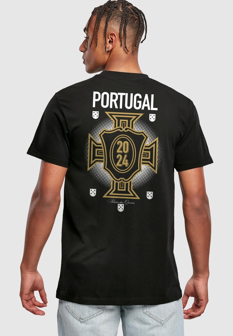 Sort bomulds t-shirt med et guld- og hvidt Portugal grafisk design med et skjold og året "2024" på ryggen. Korte ærmer, normal pasform.