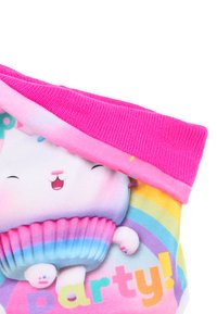 Calze colorate con un design di cupcake che presenta un personaggio cartoon sorridente, un bordo rosa e strisce arcobaleno sullo sfondo.