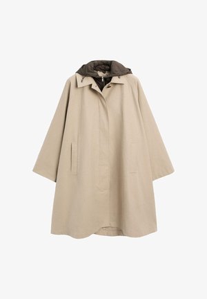 Beiger knieumspielender Mantel mit weiten Ärmeln, Fronttaschen und einer dunkelbraunen, mit Kapuze versehenen Innenschicht mit Reißverschluss und Knopfverschluss.