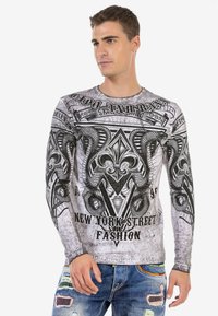 Langarmshirt mit einem grauen und schwarzen Schädel- und Schlangenmotiv, das mit aufwendigen Mustern verziert ist. Baumwollmischung mit Rundhalsausschnitt.