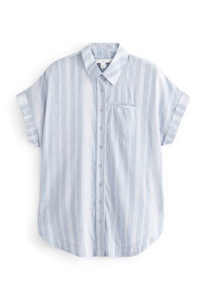 Chemise à manches courtes avec boutons, rayures verticales bleu clair et blanc, et une seule poche poitrine, présentée à plat sur un fond blanc.
