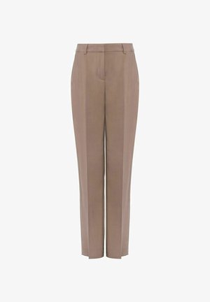 Światło brązowe spodnie szyte na miarę o prostym kroju, gładkiej fakturze oraz plisach wzdłuż przednich nogawek; mają klasyczny pas.