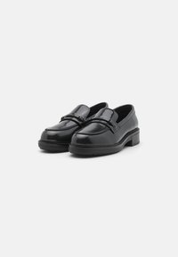 Mocassins en cuir noir avec une finition brillante, dotés d'un bout arrondi et d'un petit talon carré. Le design comprend un décor minimaliste avec peu d'accessoires.