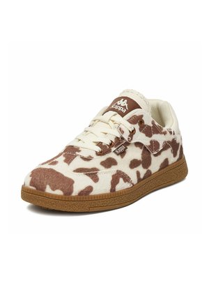 Biało-brązowy sneaker w wzór krowy z białymi sznurówkami, brązową gumową podeszwą i logo Kappa na języku i boku.