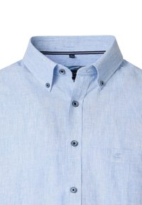 Lichtblauw overhemd met knopen, gemaakt van geweven stof. Bevat een puntige kraag, donkere knopen en een klein geborduurd logo op de zak.