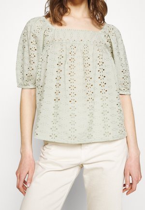 Blusa verde pálido con escote cuadrado, mangas abullonadas y bordado floral intrincado. Tela ligera y texturizada con un corte holgado.