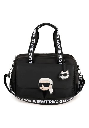 Sac en nylon noir avec double poignées, sangles avec logo, poche avant et accents de personnage de dessin animé. Il dispose d'un charme détachable et d'un design épuré.