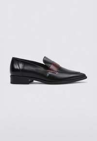 Mocasines de cuero negro con punta afilada, con una tira burdeos en el empeine. Tacón bajo y apilado con una textura suave.