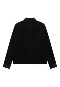 Μαύρο καπουτσίνι με δομημένο γιακά, μακριά μανίκια και κουμπωτές μανσέτες. Κατακόρυφη ριγέ υφή, ορατή λεπτομέρεια ραφής στο πίσω μέρος.