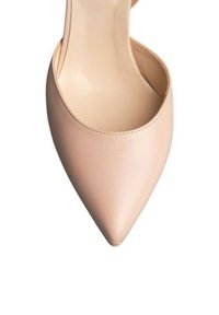Tacco in pelle beige a punta con una superficie liscia e un design aperto, caratterizzato da una sottile cucitura lungo il bordo.