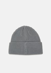 Gorro de punto acanalado gris con puño doblado. Hecho de una tela suave, presenta rayas verticales y un ajuste ceñido para mantener el calor.