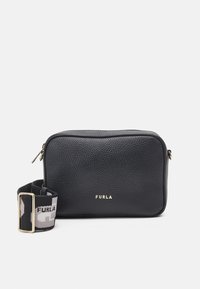 Czarna skórzana prostokątna torba o teksturowym wykończeniu, złotym logo oraz kontrastowym pasku z materiału w kamuflażowym wzorze z czarnymi akcentami.