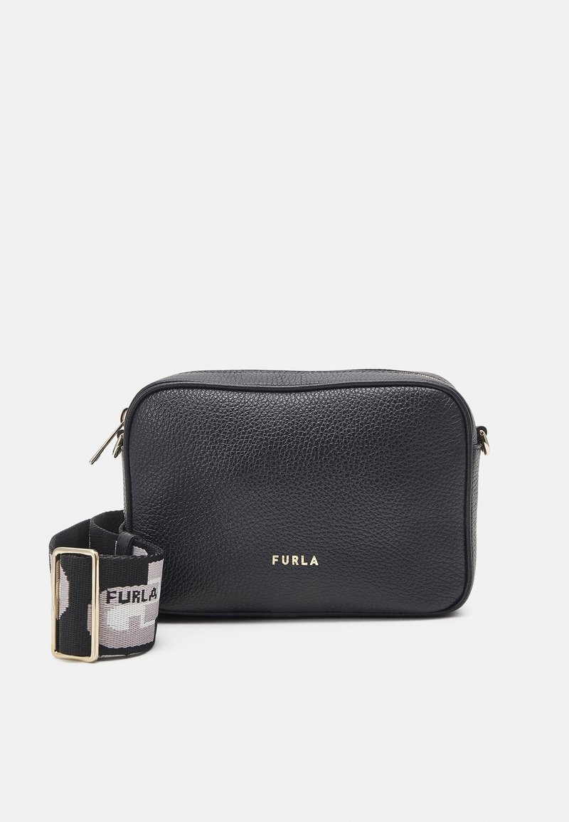 Czarna skórzana prostokątna torba o teksturowym wykończeniu, złotym logo oraz kontrastowym pasku z materiału w kamuflażowym wzorze z czarnymi akcentami.