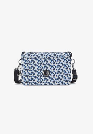 Blå og hvid mønstret crossbody taske lavet af stof, med lynlåslukning, justerbar rem og et rundt logo som accent på forsiden.
