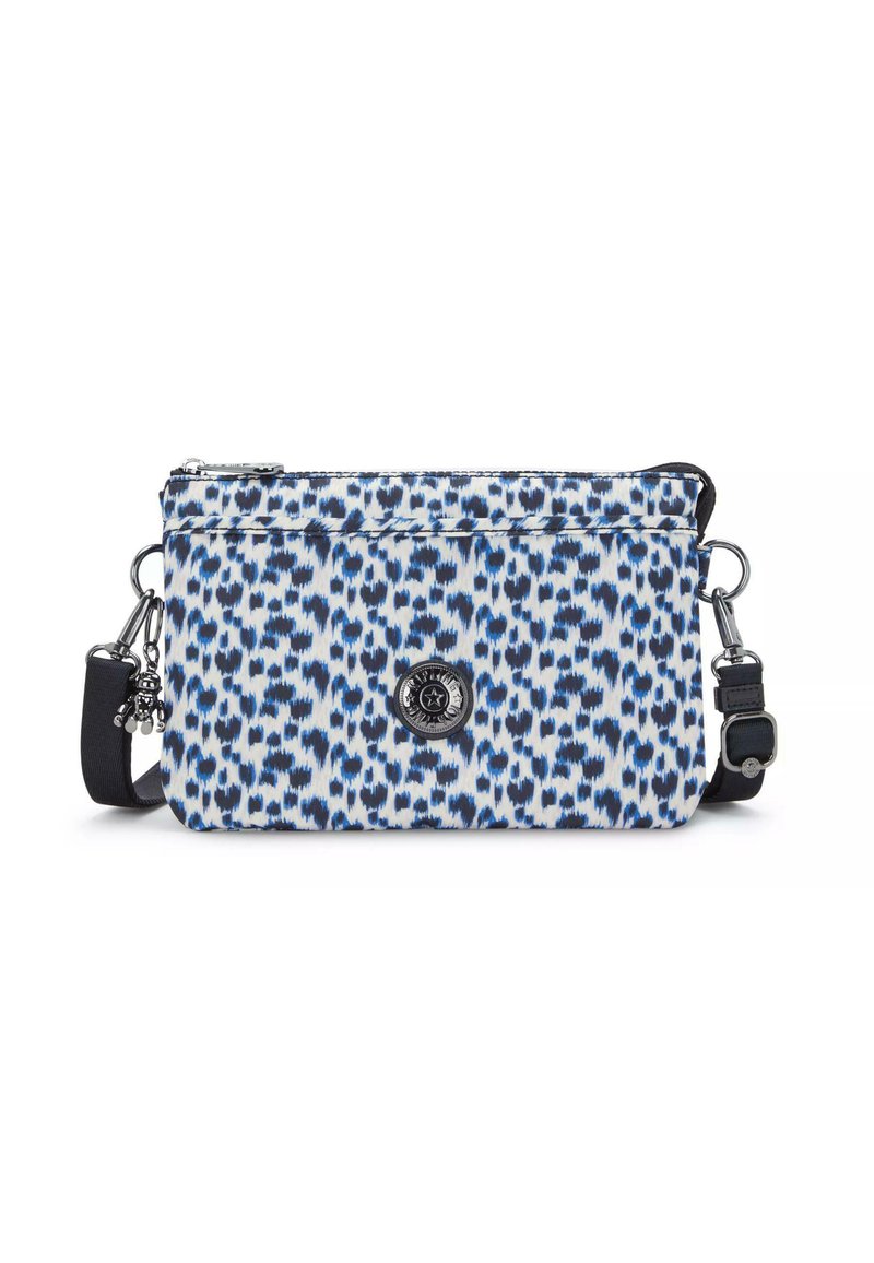 Blå og hvid mønstret crossbody taske lavet af stof, med lynlåslukning, justerbar rem og et rundt logo som accent på forsiden.