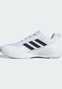 Białe sportowe sneakersy z czarnym wzorem w trzy paski, oddychająca siateczka na górze, cushioned sole oraz sznurowadła, widok boczny na jednolitym tle.