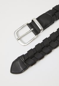 Cinturón de cuero negro con un diseño trenzado, hebilla de metal plateado y punta lisa. La correa tiene textura para un agarre adicional.