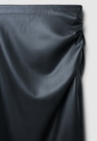 Dunkelblauer Lederrock mit drappiertem Design, weicher Textur und markanten Falten, die ein glattes Finish und einen dezenten Glanz präsentieren.