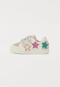 Hvite sneakers med glitrende stjerneapplikasjoner i rosa, gull og gr�ønn. Har to metalliske sølvborrelåser og en myk, teksturert overdel.