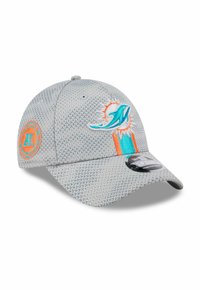 Graue Baseballmütze mit Muster und Miami Dolphins-Logo sowie orangefarbenem Akzent auf der Seite, zeigt den Schild und die Frontpaneele.