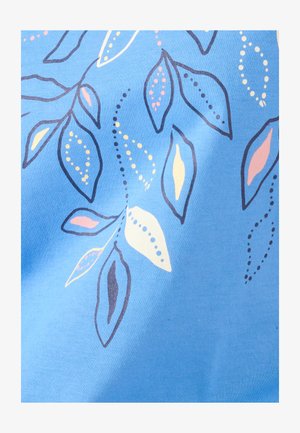 Blauwe stof met een patroon van omrande bladeren gevuld met pastelroze, gele en witte stippen en vormen.