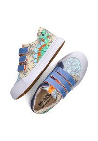 Mehrfarbige Turnschuhe mit einem Obermaterial aus Canvas, das tropische Muster aufweist, blauen Riemen, einer weißen Gummizunge und einer braunen Gummisohle.