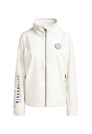 Weiße Softshell-Jacke mit hohem Kragen, Reißverschlussfront und seitlichen Taschen. Mit bedrucktem Text am linken Ärmel und einem runden Logo.