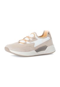 Beige suède sneaker met witte textielpanelen, elastische veters in oranje, gevoerde kraag en een gedetailleerde rubberen zool.