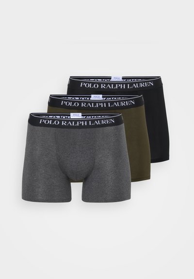 Três pares de boxers masculinos: cinza, oliva e preto. Cada um apresenta um tecido suave e uma faixa elástica na cintura com o texto "POLO RALPH LAUREN".