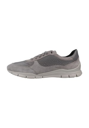 Sneaker mit einem grauen Wildleder-Obermaterial, strukturierten Details an der Seite und einer kontrastierenden dunklen Fersenkappe. Leichte Laufsohle mit mehreren Rillen.