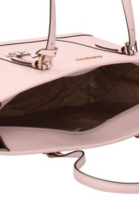 Borsa sintetica rosa con dettagli in oro, doppie maniglie e chiusura con cerniera. L'interno presenta una fodera liscia e una tasca con cerniera.