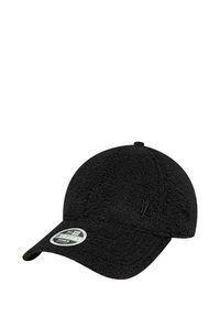 Schwarze, strukturierte Baseballmütze mit gebogenem Schirm und kleinem schwarzen LA-Logo auf der Vorderseite. Ein Aufkleber auf dem Schirm trägt die Aufschrift "9FORTY Women Adjustable."