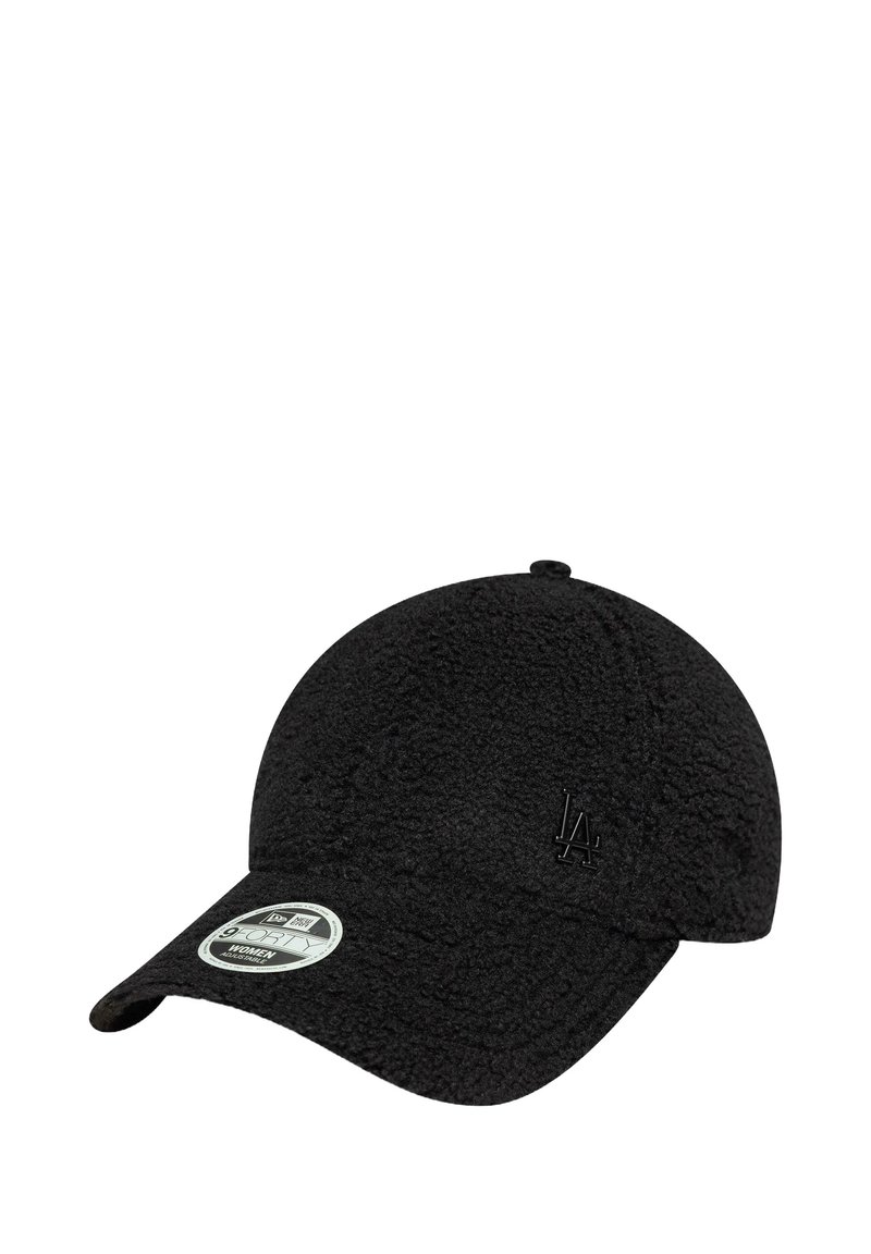 Schwarze, strukturierte Baseballmütze mit gebogenem Schirm und kleinem schwarzen LA-Logo auf der Vorderseite. Ein Aufkleber auf dem Schirm trägt die Aufschrift "9FORTY Women Adjustable."