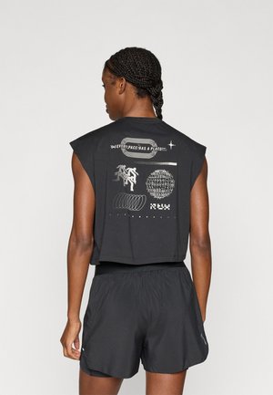 Μαύρο αμάνικο τοπ με άνετη γραμμή και γραφικά σχέδια στην πλάτη. Συνδυάζεται με μαύρο σορτς με ελαστική μέση.