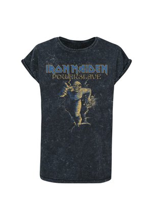 Černé tričko z minerálně praného bavlny s ohrnutými rukávy a grafikou mumie prorážející zeď; text "Iron Maiden Powerslave" v zlaté barvě.