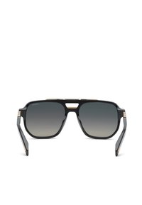 Lunettes de soleil style aviateur noires avec verres foncés dégradés et accents dorés sur le pont et les branches, vues de face.