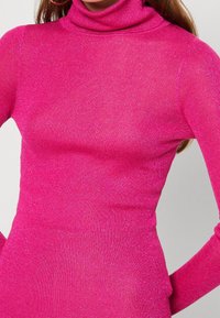 Never Fully Dressed Sweter