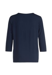 Mörkblå topp med trekvartärmar i mjukt material, som har en rundad halsringning och sidsprund i fållen för ökad rörelsefrihet.