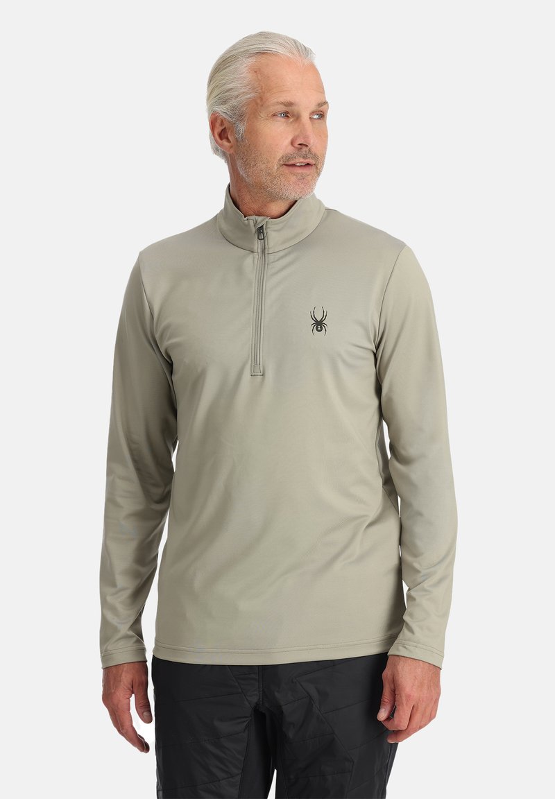 Lange mouwen pullover in lichtgrijs, gemaakt van vochtregulerende stof met een hoge ritssluiting en een klein zwart spinnend logo op de borst.