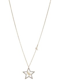 Collier en chaîne dorée avec un pendentif en forme d'étoile incrusté de petits diamants et un logo GS entrelacé à l'intérieur de l'étoile.