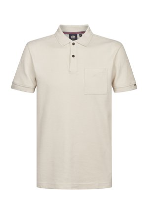 Beżowa koszulka polo z krótkim rękawem wykonana z tkaniny o fakturze. Posiada kołnierzyk, pliskę na trzy guziki oraz kieszonkę na piersi z subtelnym logo.