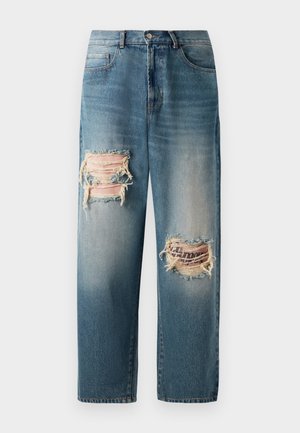 Vaqueros de denim de color azul claro con un ajuste holgado, que presentan dos parches desgastados en el frente con bordes deshilachados y un acabado desvaído.