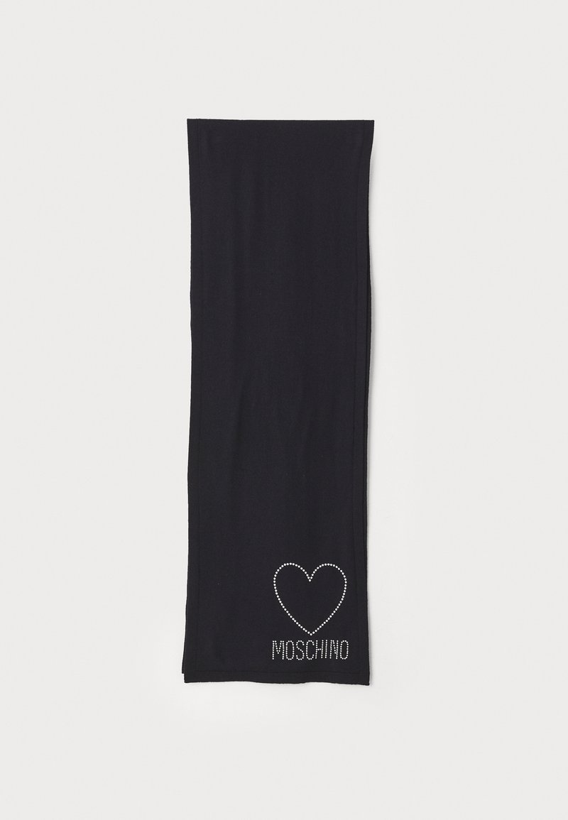 Sort strikket tørklæde med glat tekstur, der har et hvidt hjerte og "MOSCHINO" tekst i rhinsten i den ene ende.