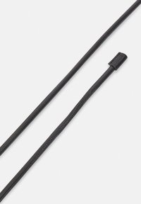 Czarny skórzany sznurek o gładkiej fakturze, z zwężającym się końcem i minimalnym przeszyciem wzdłuż długości.