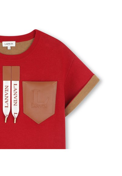 Rode katoen T-shirt met een bruine leren zak, reliëflogo en dubbele witte banden met de tekst "LANVIN". Korte, taps toelopende mouwen.