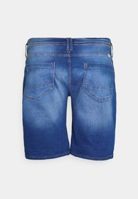 Shorts de mezclilla en un color azul degradado, con una cinturilla clásica, dos bolsillos traseros con costuras curvadas y un detalle de costura sutil.