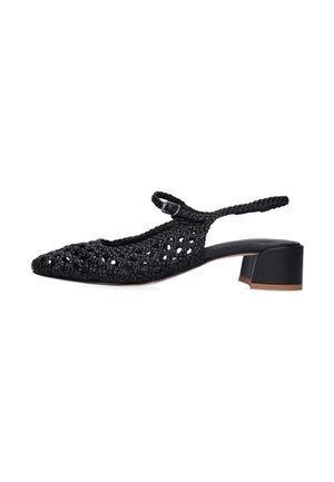 Schwarzer gewebter Lederslingback-Schuh mit niedrigem Blockabsatz und kleinem Schnallenriemen über dem Spann, Seitenansicht vor weißem Hintergrund.