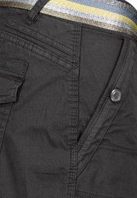 Zwarte katoenen broek met een metallic gestreepte tailleband, met voorzakken, een knoopsluiting en gestikte details.
