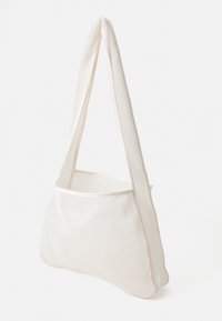Sac à épaule en maille blanche avec une seule sangle, offrant un grand compartiment principal et une texture lisse. Conçu pour un usage léger.