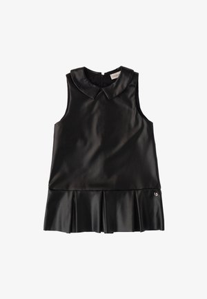 Zwarte mouwloze jurk met een ronde kraag, gemaakt van gladde stof, met een klokvormige geplooide rok en een klein accentdetail aan de zoom.